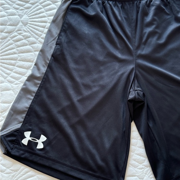 Under Armour Boys Shorts - Junior Medium - Picture 5 of 14